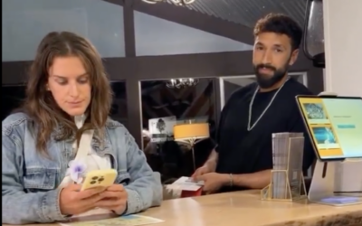Un couple de touriste israéliens victimes de harcèlement dans un hôtel de Cambria, en Californie, le 22 mai 2026, dans une vidéo filmée et mise en ligne par le réceptionniste de l'hôtel, auteur du harcèlement. (Crédit : Capture d'écran X) Un couple de touriste israéliens victimes de harcèlement dans un hôtel de Cambria, en Californie, le 22 mai 2026, dans une vidéo filmée et mise en ligne par le réceptionniste de l'hôtel, auteur du harcèlement. (Crédit : Capture d'écran X)