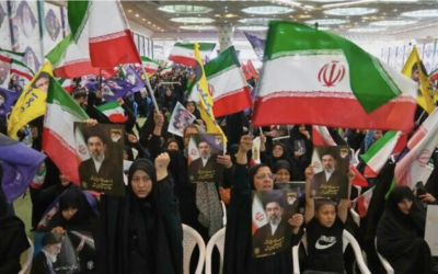 Illustration : Des partisans du gouvernement brandissant des drapeaux iraniens et des photos du guide suprême iranien, l'ayatollah Mojtaba Khamenei, lors d'une cérémonie en l'honneur des forces armées et des victimes de la guerre contre Israël et les États-Unis, à la Grande Mosquée de l'imam Khomeini, à Téhéran, en Iran, le 24 mai 2026. (Crédit : Vahid Salemi/AP)
