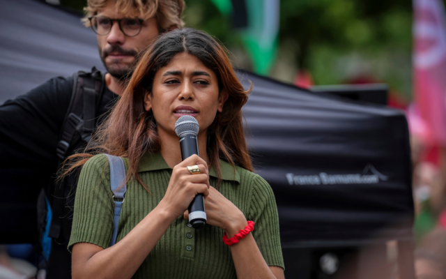 L'eurodéputée Rima Hassan (LFI) prononçant un discours lors d'une manifestation anti-Israël organisée par plusieurs syndicats, à Paris, le 14 juin 2025. (Crédit : Aurélie Morissard/AP) L'eurodéputée Rima Hassan (LFI) prononçant un discours lors d'une manifestation anti-Israël organisée par plusieurs syndicats, à Paris, le 14 juin 2025. (Crédit : Aurélie Morissard/AP)