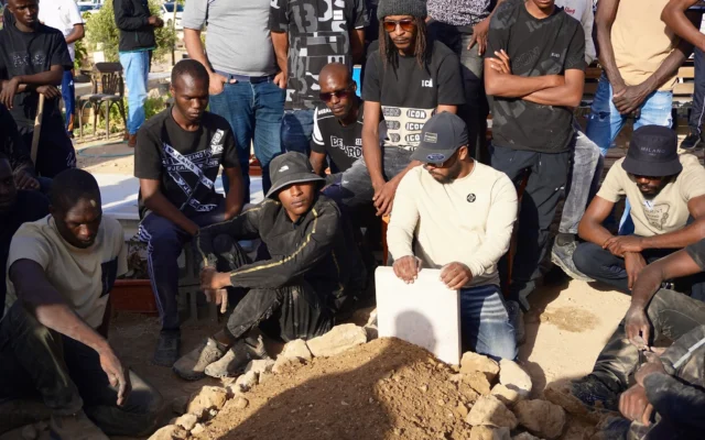 Des proches près de la tombe d’Ahmad al-Naami, 50 ans, tué par des tirs de la police des frontières, à ses funérailles, à Rahat, le 10 mai 2026. (Crédit : Charlie Summers/Times of Israel)