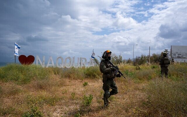 Des soldats israéliens près d'un panneau « I Love Naqoura », sur la route côtière du sud du Liban, le 5 mai 2026. (Crédit : Emanuel Fabian/Times of Israel)