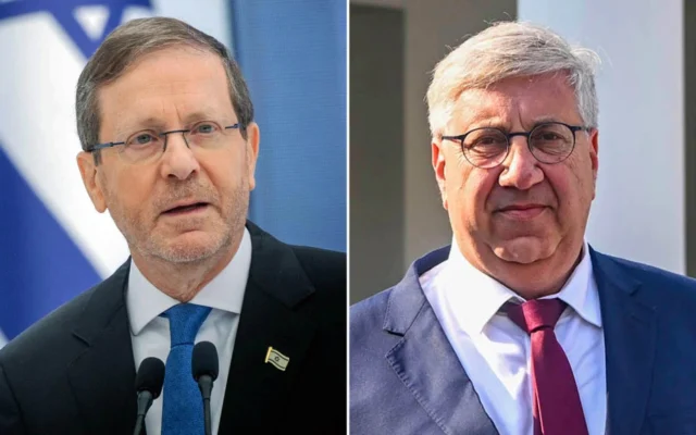 Le président Isaac Herzog (à gauche) assiste à une cérémonie en l'honneur de soldats méritants dans le cadre des célébrations du 78e anniversaire de l'indépendance d'Israël à Jérusalem, le 20 avril 2026. (Crédit : Chaim Goldberg/Flash90) ; Jacob Bardugo assure la retransmission en direct depuis l'extérieur d'une rencontre entre le Premier ministre israélien Benjamin Netanyahu et le président américain Donald Trump à la Maison Blanche, à Washington, DC, le 11 février 2026. (Crédit : Arie Leib Abrams/Flash90) Le président Isaac Herzog (à gauche) assiste à une cérémonie en l'honneur de soldats méritants dans le cadre des célébrations du 78e anniversaire de l'indépendance d'Israël à Jérusalem, le 20 avril 2026. (Crédit : Chaim Goldberg/Flash90) ; Jacob Bardugo assure la retransmission en direct depuis l'extérieur d'une rencontre entre le Premier ministre israélien Benjamin Netanyahu et le président américain Donald Trump à la Maison Blanche, à Washington, DC, le 11 février 2026. (Crédit : Arie Leib Abrams/Flash90)