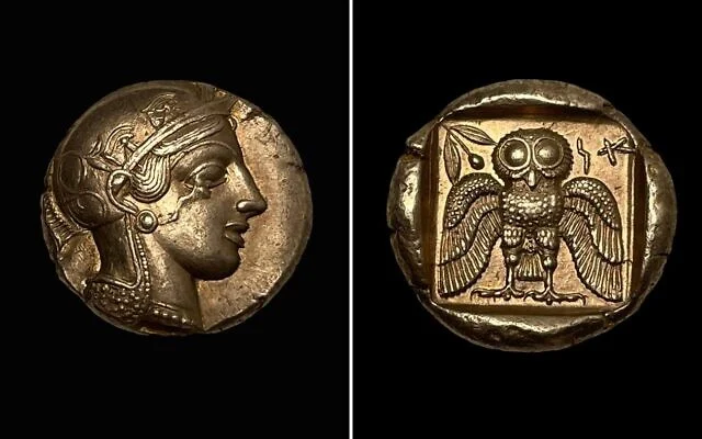 Une rarissime pièce de monnaie vieille de 2 500 ans, frappée dans l’ancienne ville d’Ashkelon, a été restituée à l’État d’Israël le 12 mai 2026, à l’issue d’une enquête conjointe des autorités américaines et de l’Autorité israélienne des antiquités. (Eitan Klein/Autorité israélienne des antiquités)