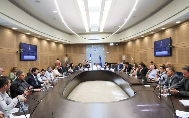 La commission des affaires économiques de la Knesset, dirigée par le président du député David Bitan, discute de la compensation des compagnies aériennes ayant subi des pertes et des passagers dont les vols ont été annulés pendant la guerre américano-israélienne contre l'Iran, le 10 mai 2026. (Avec l'aimable autorisation du Comité d'économie de la Knesset) La commission des affaires économiques de la Knesset, dirigée par le président du député David Bitan, discute de la compensation des compagnies aériennes ayant subi des pertes et des passagers dont les vols ont été annulés pendant la guerre américano-israélienne contre l'Iran, le 10 mai 2026. (Avec l'aimable autorisation du Comité d'économie de la Knesset)