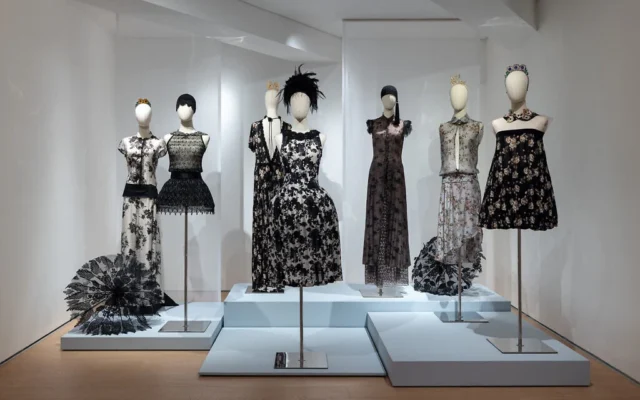 Vue de l’exposition « Fashion Worker : Dorin Frankfurt », consacrée à près de cinquante ans de créations de la styliste israélienne, au Musée d’art d’Ashdod se tient jusqu’au 15 août 2026. (Crédit : Elad Sarig)