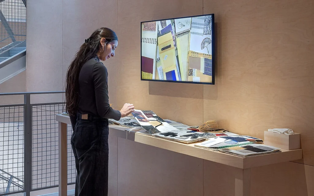 Vue de l’exposition « Fashion Worker : Dorin Frankfurt », consacrée à près de cinquante ans de créations de la styliste israélienne, au Musée d’art d’Ashdod se tient jusqu’au 15 août 2026. (Crédit : Elad Sarig)