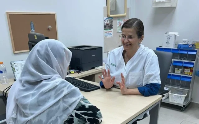 La Dre Nadia Khir, à droite, première femme médecin druze en Israël, reçoit en consultation une femme druze à la clinique Clalit de Julis, en Galilée occidentale, le 22 mai 2026. (Autorisation)