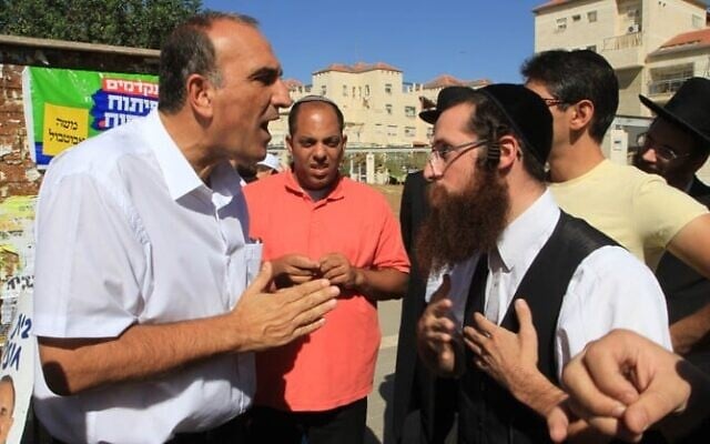 Illustration : Des hommes se querellant, à Beit Shemesh, en octobre 2013. (Crédit : Yaakov Lederman/Flash 90)
