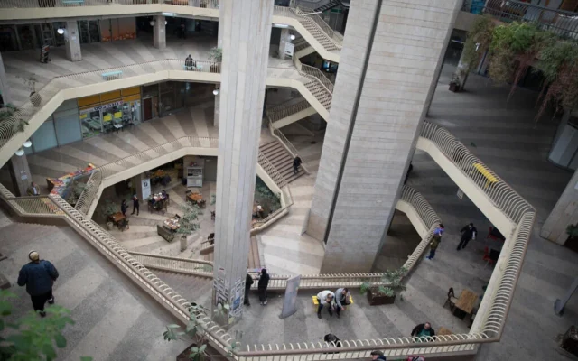 Des passants à l'intérieur du centre commercial Clal, dans le centre de Jérusalem, le 8 juillet 2025 (Yonatan Sindel/Flash90)
