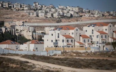 Un nouveau quartier résidentiel juif dans le quartier de Pisgat Zeev à Jérusalem-Est, avec la barrière de sécurité de Cisjordanie en arrière-plan, le 19 novembre 2019. (Crédit: Hadas Parush/Flash90 )
