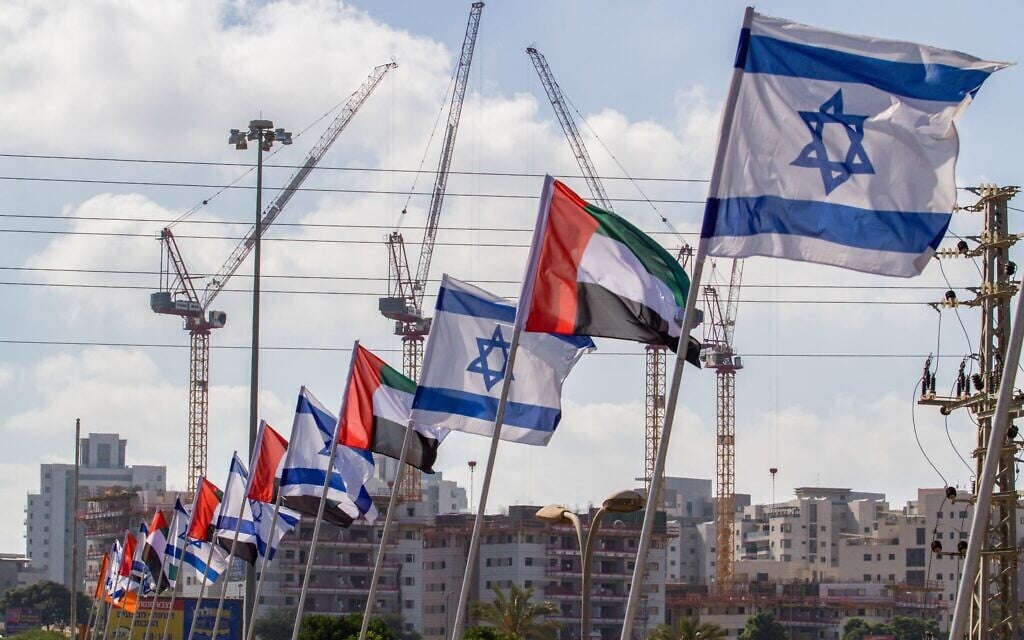 Les drapeaux d'Israël et des Émirats arabes unis, au bord d'une route dans la ville de Netanya, le 16 août 2020. (Crédit : Flash90) Les drapeaux d'Israël et des Émirats arabes unis, au bord d'une route dans la ville de Netanya, le 16 août 2020. (Crédit : Flash90)