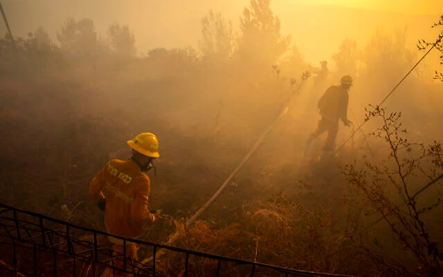 Illustration : des pompiers tentent d'éteindre un incendie au moshav Givat Ye'arim, près de Jérusalem, le 16 août 2021. (Olivier Fitoussi/Flash90) Illustration : des pompiers tentent d'éteindre un incendie au moshav Givat Ye'arim, près de Jérusalem, le 16 août 2021. (Olivier Fitoussi/Flash90)