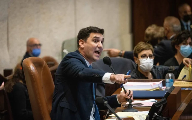 Eitan Ginzburg, député Kakhol lavan, à la Knesset, à Jérusalem, le 4 novembre 2021. (Crédit: Yonatan Sindel/Flash90) Eitan Ginzburg, député Kakhol lavan, à la Knesset, à Jérusalem, le 4 novembre 2021. (Crédit: Yonatan Sindel/Flash90)