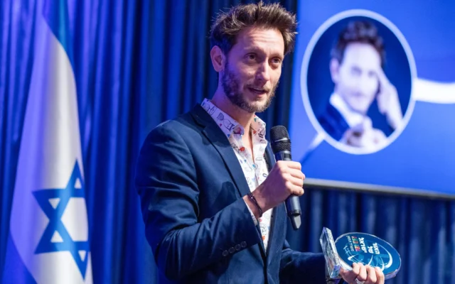 L'artiste israélien Lior Suchard assiste à une cérémonie au ministère des Affaires étrangères à Jérusalem, le 1er décembre 2021. (Crédit: Yonatan Sindel/Flash90)