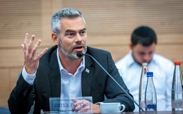 Boaz Toporovsky, député du parti Yesh Atid, assistant à une réunion de la commission de la Constitution, le Droit et la Justice de la Knesset, le 26 juin 2022. (Crédit : Olivier Fitoussi/Flash90/Archives)