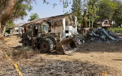 Les destructions causées par les terroristes du Hamas lors de leur infiltration dans le kibboutz Beeri, près de la frontière entre Israël et Gaza, dans le sud d’Israël, le 25 octobre 2023. (Crédit : Yossi Zamir/Flash90)