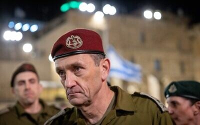 Herzl Halevi, alors chef d'état-major de l'armée israélienne, lors d'une cérémonie organisée pour Yom HaZikaron au mur Occidental, dans la Vieille Ville de Jérusalem, le 12 mai 2024. (Crédit : Chaïm Goldberg/Flash90)