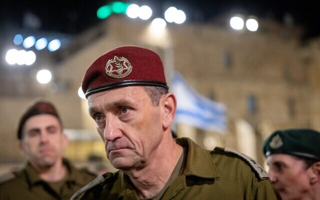 Herzl Halevi, alors chef d'état-major de l'armée israélienne, lors d'une cérémonie organisée pour Yom HaZikaron au mur Occidental, dans la Vieille Ville de Jérusalem, le 12 mai 2024. (Crédit : Chaïm Goldberg/Flash90)