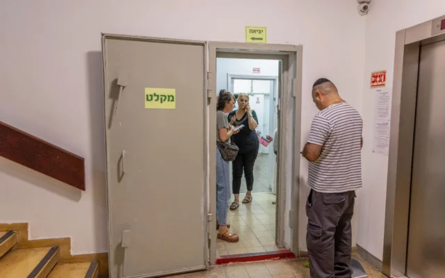 Des Israéliens se mettent à l'abri dans un abri antiaérien alors qu'une sirène d'alerte retentit à Tel Aviv, le 1er octobre 2024. (Crédit: Yossi Aloni/Flash90)