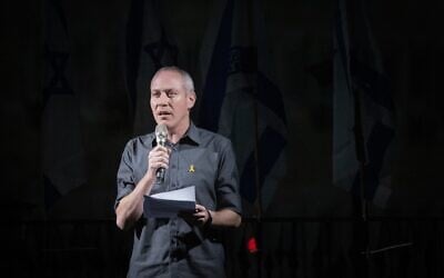 Le député Chili Tropper s'exprimant lors d'une manifestation contre le Premier ministre Benjamin Netanyahu et son gouvernement, devant la Knesset, à Jérusalem, le 26 mars 2025. (Crédit : Chaïm Goldberg/Flash90)