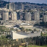 Vue de la Knesset et de ses environs, à Jérusalem, prise depuis un hélicoptère, le 12 octobre 2025. (Crédit : Arie Leib Abrams/Flash90)