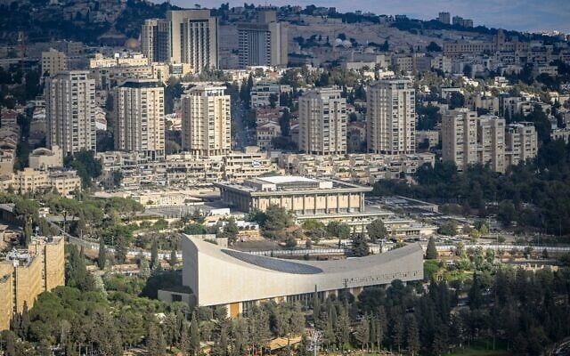 Vue de la Knesset et de ses environs, à Jérusalem, prise depuis un hélicoptère, le 12 octobre 2025. (Crédit : Arie Leib Abrams/Flash90)