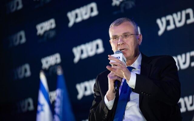Le ministre de la Justice, Yariv Levin, lors de la conférence annuelle du groupe « Besheva », à Jérusalem, le 16 février 2026. (Crédit : Yonatan Sindel/Flash90)