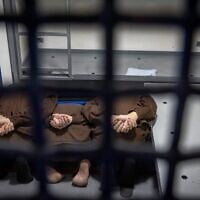 Illustration : Des terroristes de l’unité « Nukhba » (« élite » en arabe) du groupe terroriste palestinien du Hamas capturés le 7 octobre 2023, dans une cellule d’une prison du centre d’Israël, le 17 février 2026. (Crédit : Chaïm Goldberg/Flash90)