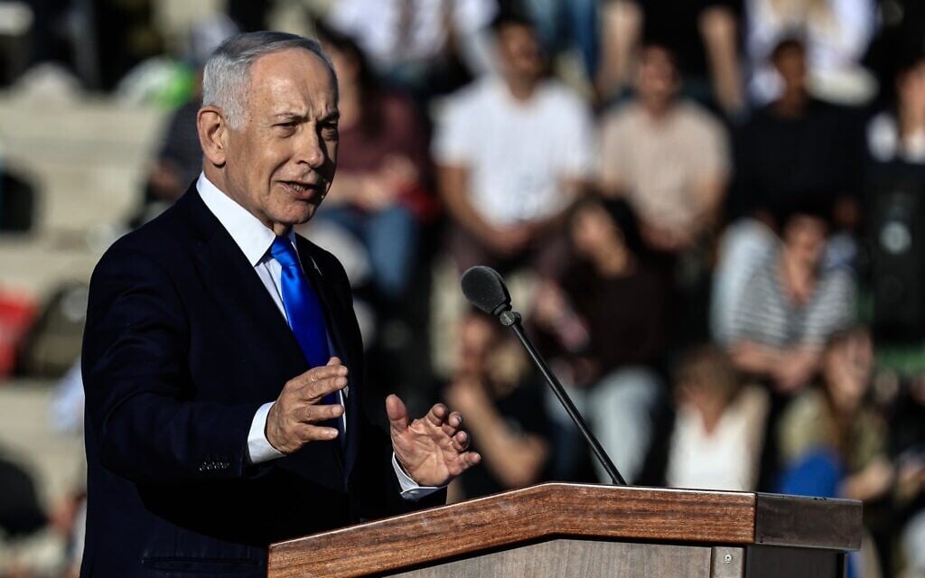 Le Premier ministre Benjamin Netanyahu s'exprimant lors de la cérémonie de remise des diplômes d'un cours pour officiers de l'armée israélienne, le 19 février 2026. D'après un calendrier approximatif présenté par lui-même et ses médecins, il suivait probablement une radiothérapie pour une tumeur cancéreuse de la prostate à cette époque. (Crédit : Tsafrir Abayov/FLASH90) Le Premier ministre Benjamin Netanyahu s'exprimant lors de la cérémonie de remise des diplômes d'un cours pour officiers de l'armée israélienne, le 19 février 2026. D'après un calendrier approximatif présenté par lui-même et ses médecins, il suivait probablement une radiothérapie pour une tumeur cancéreuse de la prostate à cette époque. (Crédit : Tsafrir Abayov/FLASH90)