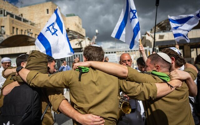 Des soldats seuls en uniforme célèbrent leurs bar mitzvah et bat mitzvah pour la première fois en tant que Juifs, après avoir suivi un processus de conversion pendant leur service militaire, au mur Occidental, dans la Vieille Ville de Jérusalem, le 23 février 2026. (Crédit : Yonatan Sindel/Flash90)