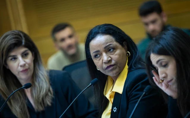 La députée Tsega Melaku présidant la commission spéciale chargée de la loi sur les communications, à la Knesset, le 24 février 2026 (Crédit : Yonatan Sindel/Flash90)