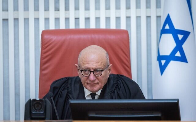 Le juge Alex Stein, lors d'une audience à la Cour suprême, à Jérusalem, le 12 mars 2026. (Crédit : Yonatan Sindel/Flash90) Le juge Alex Stein, lors d'une audience à la Cour suprême, à Jérusalem, le 12 mars 2026. (Crédit : Yonatan Sindel/Flash90)