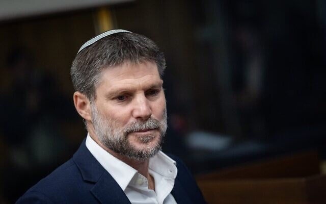 Le ministre des Finances, Bezalel Smotrich, lors d'une conférence de presse avant le vote sur le budget de l'État, à la Knesset, à Jérusalem, le 29 mars 2026. (Crédit : Yonatan Sindel/Flash90)
