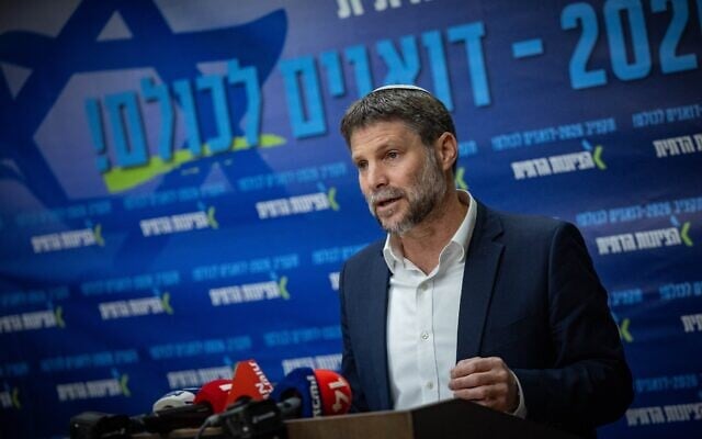 Le ministre des Finances Bezalel Smotrich tenant une conférence de presse avant le vote final sur le budget de l’État 2026, à la Knesset, à Jérusalem, le 29 mars 2026. (Crédit : Yonatan Sindel/Flash90)