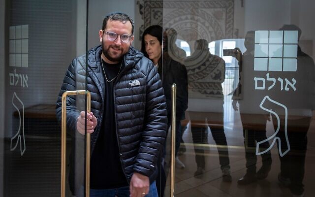 Jonatan Urich arrivant à la Cour suprême, à Jérusalem, le 30 mars 2026. (Crédit : Yonatan Sindel/Flash90)