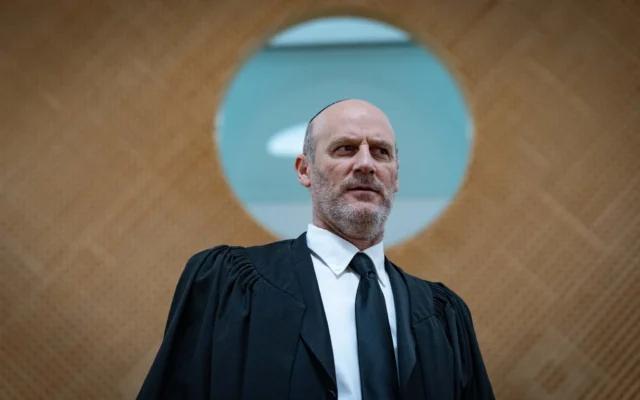 L’avocat Michael Rabello lors d’une audience sur la destitution du ministre de la Sécurité nationale Itamar Ben-Gvir devant la Haute Cour de justice à Jérusalem, le 15 avril 2026. (Crédit : Yonatan Sindel/Flash90) L’avocat Michael Rabello lors d’une audience sur la destitution du ministre de la Sécurité nationale Itamar Ben-Gvir devant la Haute Cour de justice à Jérusalem, le 15 avril 2026. (Crédit : Yonatan Sindel/Flash90)