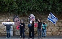 Illustration : Des familles endeuillées et des membres du Conseil d’octobre manifestant près de la résidence officielle du Premier ministre Benjamin Netanyahu, à Jérusalem, le 19 avril 2026 (Crédit : Chaïm Goldberg/Flash90)