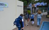 Les enfants retournant à l’école, passant devant un abri, après le cessez-le-feu dans la guerre contre le Hezbollah à l’école primaire Gamla de Katzrin, sur le plateau du Golan, le 19 avril 2026. (Crédit : Michael Giladi/Flash90)