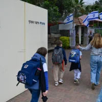 Les enfants retournant à l’école, passant devant un abri, après le cessez-le-feu dans la guerre contre le Hezbollah à l’école primaire Gamla de Katzrin, sur le plateau du Golan, le 19 avril 2026. (Crédit : Michael Giladi/Flash90)