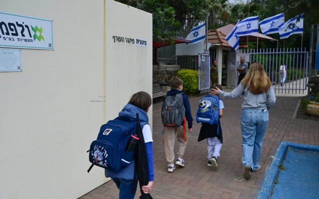 Les enfants retournant à l’école, passant devant un abri, après le cessez-le-feu dans la guerre contre le Hezbollah à l’école primaire Gamla de Katzrin, sur le plateau du Golan, le 19 avril 2026. (Crédit : Michael Giladi/Flash90)