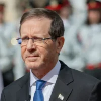 Le président Isaac Herzog assistant à une cérémonie en l’honneur de soldats méritants dans le cadre des célébrations du 78ᵉ anniversaire de l’indépendance d’Israël, à Jérusalem, le 20 avril 2026. (Crédit : Chaïm Goldberg/Flash90)