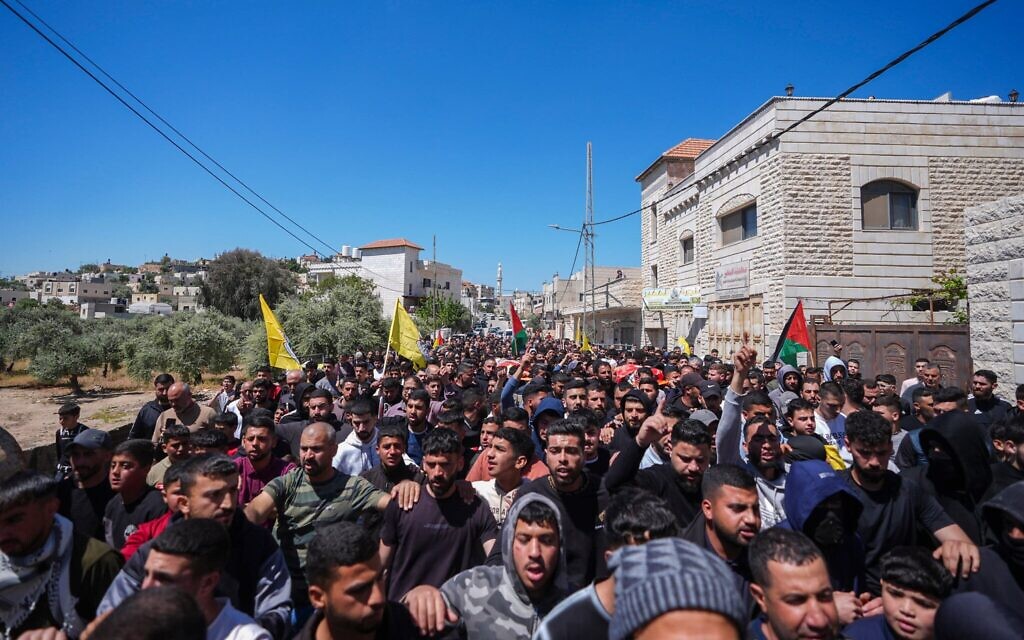 Des Palestiniens assistant aux funérailles d'Aws Hamdi Al-Naasan, 14 ans, et de Jihad Marzouq Abu Naim, 32 ans, qui auraient été tués par des tirs de résidents d'implantations, à al-Mughayyir, à l'est de Ramallah, en Cisjordanie, le 22 avril 2026. (Crédit : Flash90)