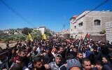 Des Palestiniens assistant aux funérailles d'Aws Hamdi Al-Naasan, 14 ans, et de Jihad Marzouq Abu Naim, 32 ans, qui auraient été tués par des tirs de résidents d'implantations, à al-Mughayyir, à l'est de Ramallah, en Cisjordanie, le 22 avril 2026. (Crédit : Flash90)