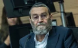 Le député Moshe Gafni assistant à une réunion de la commission des Finances de la Knesset, à Jérusalem, le 29 avril 2026. (Crédit : Chaïm Goldberg/Flash90)