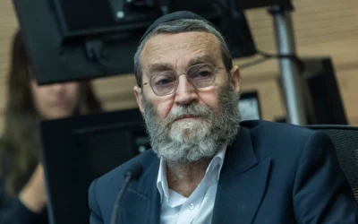 Le député Moshe Gafni assiste à une réunion de la commission des finances à la Knesset, à Jérusalem, le 29 avril 2026. (Crédit : Chaim Goldberg/Flash90)