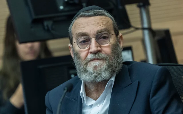 Le député Moshe Gafni assistant à une réunion de la commission des Finances de la Knesset, à Jérusalem, le 29 avril 2026. (Crédit : Chaïm Goldberg/Flash90)