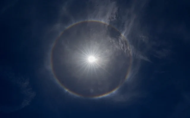 Un halo solaire apparaît dans le ciel au-dessus du nord d’Israël, le 2 mai 2026. (Crédit : Ayal Margolin/Flash90) Un halo solaire apparaît dans le ciel au-dessus du nord d’Israël, le 2 mai 2026. (Crédit : Ayal Margolin/Flash90)