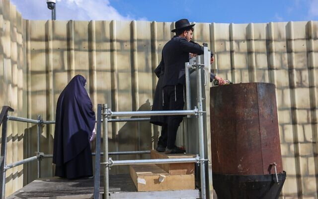 Des pèlerins juifs devant la tombe du rabbin Shimon Bar Yochaï, sur le mont Meron, dans le nord d'Israël, après la réduction des célébrations de Lag BaOmer, le 3 mai 2026. (Crédit : David Cohen/Flash90)