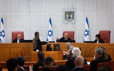 La Haute Cour tient une audience concernant une requête demandant la convocation de la commission de sélection des juges en vue de la nomination de magistrats, à la Cour suprême de Jérusalem, le 3 mai 2026. (Crédit : Yonatan Sindel/Flash90) La Haute Cour tient une audience concernant une requête demandant la convocation de la commission de sélection des juges en vue de la nomination de magistrats, à la Cour suprême de Jérusalem, le 3 mai 2026. (Crédit : Yonatan Sindel/Flash90)