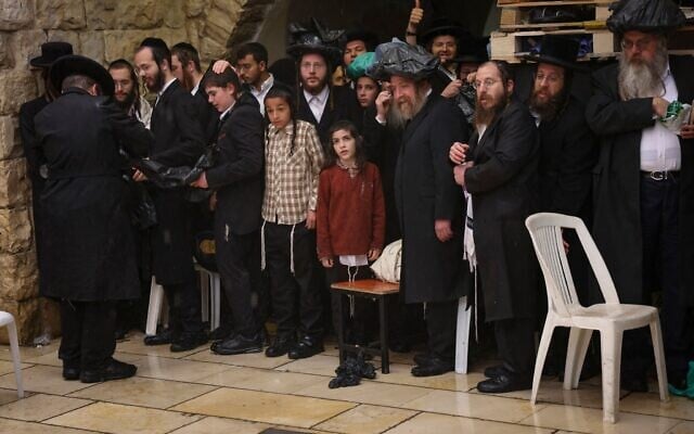 Des pèlerins juifs devant la tombe du rabbin Shimon Bar Yochaï, sur le mont Meron, dans le nord d'Israël, après la réduction des célébrations de Lag BaOmer, le 4 mai 2026 (Crédit : David Cohen/Flash90)